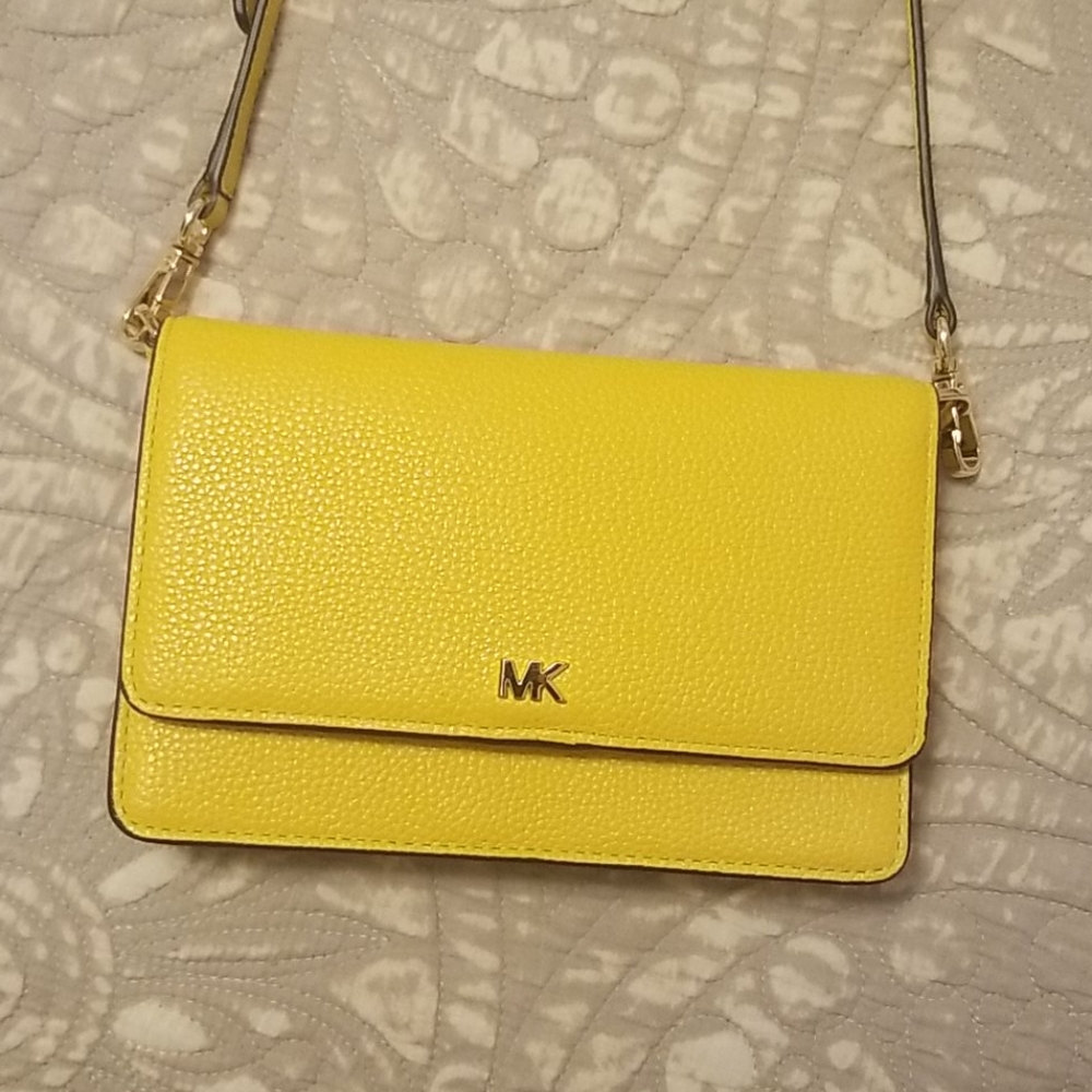 Michael Kors crossbody wallet 💛